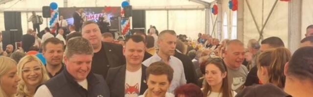 BRNABIĆEVA U POSETI DRENOVCU: Zahvaljujući ovim divnim ljudima Srbija je pobedila! (FOTO)