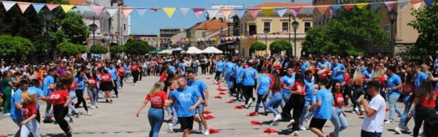 Maturantski ples okupio hiljade mladih: Trgovi Srbije pretvoreni u veliku plesnu scenu
