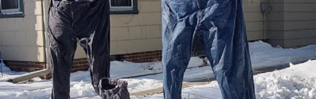 Čovek zabavlja ljude sa smrznutim farmerkama na ulicama, a one takođe mogu da posluže i za čuvanje parking mesta