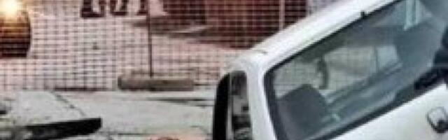 ASFALT PROGUTAO AUTOMOBIL U KRALJEVU! Pogledajte kako nesrećni vlasnik lopatom pokušava da otkopa vozilo! (FOTO)