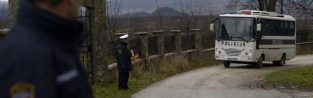 ZBOG LJUBAVNIH JADA ULETEO SA MOTORNOM TESTEROM U KAFIĆ! Ljudi ga gađali stolicama, on pravio haos na ulici (VIDEO)