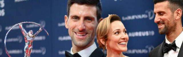HIT: Vidite šta je Jelena radila dok je Novak primao nagradu (FOTO)