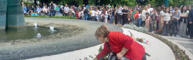 U znak sjećanja na ubijenu djecu Sarajeva položeno cvijeće na spomen-obilježje u centru grada