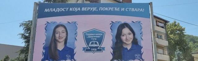 Dijana i Milica krase centar Guče - prvi put fotografije đaka generacije postavljene na bilbord