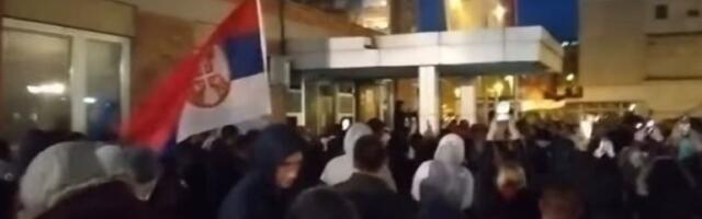 "Nisi nadležan", "Ostavke": Protest u Obrenovcu: Letela jaja ka zgradi opštine (VIDEO)