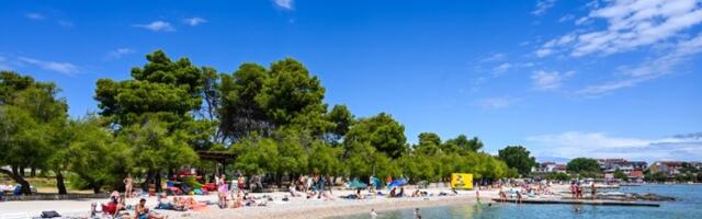 JE L' OVO NORMALNO? Poručio dva soka u kafiću na hrvatskom primorju, a od računa BOLI GLAVA: Buknula rasprava na mrežama (FOTO)