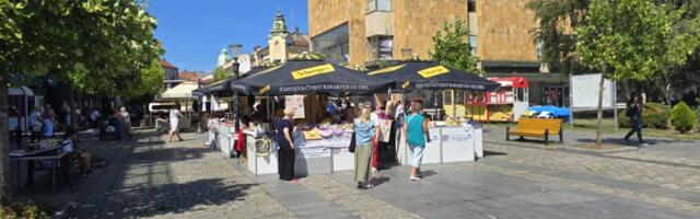 Bazar socijalnih proizvoda u Pešačkoj zoni: Rukotvorine kragujevačkih udruženja građana (FOTO)