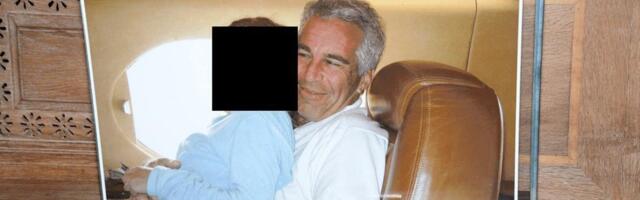 (UZNEMIRUJUĆE) Ovo je najjezivija fotografija koju ćete danas videti: Pedofil Epstin sedi polugo na krevetu, a pored njega... (FOTO)
