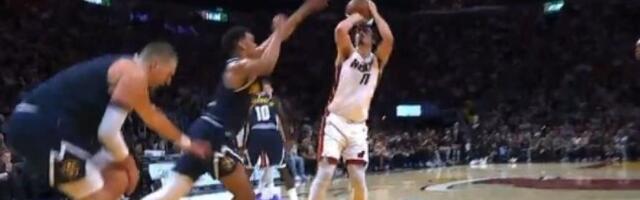 Strašan snimak! Pogledajte kako je saigrač povredio Nikolu Jokića