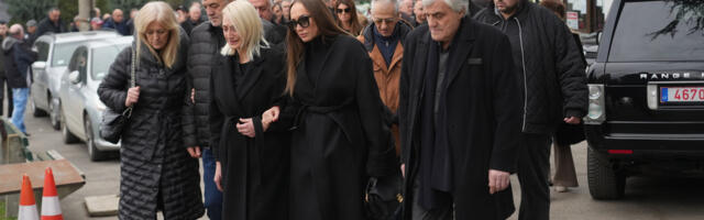 Sahranjena majka Goge Sekulić! Tužna scena na groblju u Sremčici, sestra sve vreme pridržava uplakanu pevačicu