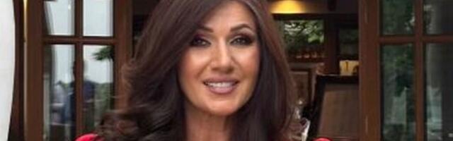 Lepotica sa slike je TAŠTA našeg pevača! Izgleda kao milion dolara, u crvenoj haljini pokazala zanosne obline