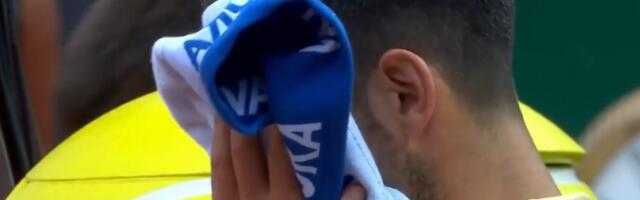 Novak se "bori za život" u Rimu: Đoković u velikom problemu, ne pomaže mu ni magični napitak! Ovo ne sluti na dobro... /VIDEO/