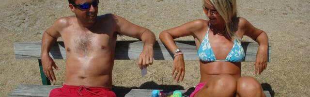 PAR U SPLITU IMAO INTIMNE ODNOSE NA PLAŽI PRED PORODICAMA SA DECOM: Radili one stvari ŽUSTRO, nisu stali! (FOTO)