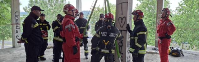 Spremni za sve izazove: Vatrogasci iz Kragujevca, Novog Pazara i Kruševca testiraju novu opremu i usavršavaju spasavanje iz dubina i sa visina (FOTO)