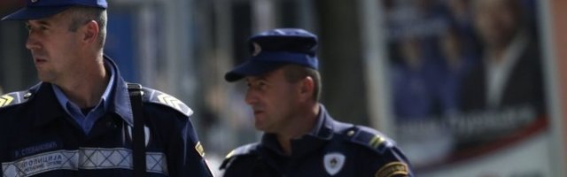 Policija ih sporevela kući, oni opet "zapalili" napolje: Uhapšeni i zaključani iza brave