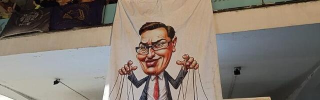 Studenati ispred RTS: Radnici ušli u zgradu kroz prozor ćevabdžinice; "Pacovi se mame sirom, ne ćevapima"