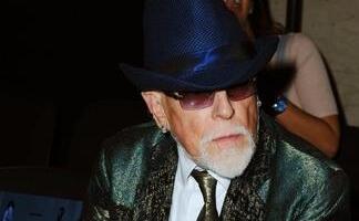 Umro legendarni modni dizajner koji je oblačio Dejvida Bouvija i kraljicu Kamilu