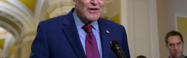 Лидер демократа Чак Шумер тражи од Трампа да повуче агенте ICE из градова