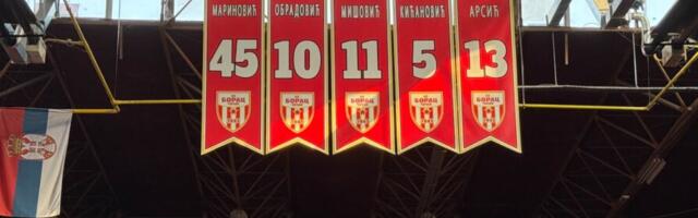 Baneri sa imenima čačanskih velikana pod svodovima Hale kraj Morave, ostala dva prazna mesta