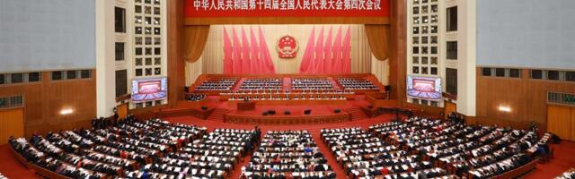 Si Đinping i drugi državni lideri učestvuju na otvorenom sastanku četvrtog zasedanja Svekineskog narodnog kongresa 14. saziva