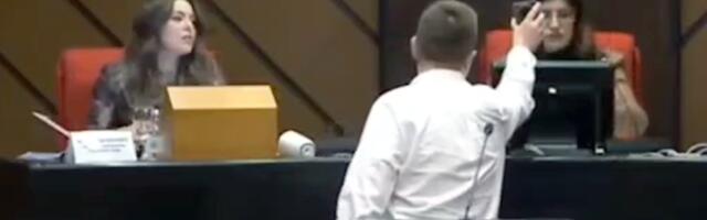 Skandal u Skupštini Novog Sada: Blokader za govornicom pozvao teroristu, a onda se okrenuo ka Dini Vučinić...