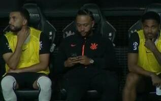 OVAJ SNIMAK OBILAZI SVET! ČUVENI FUDBALER UHVAĆEN KAKO "ČAČKA" TELEFON NA KLUPI! Svi su ga razapeli zbog toga, on se oglasio i otkrio šta je zapravo radio!