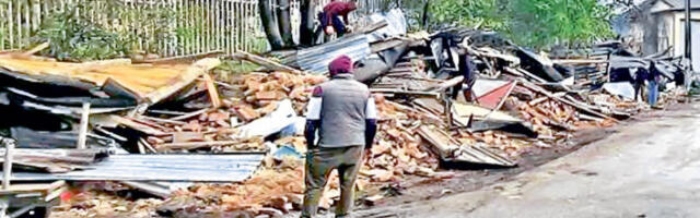 Курти багерима руши гараже у Косовској Митровици