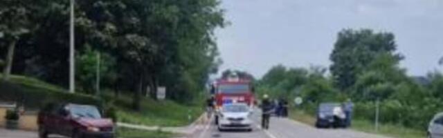 U teškoj nesreći u Svilajncu povređene tri osobe: Jedan auto skroz smrskan, na terenu su vatrogasci i Hitna FOTO