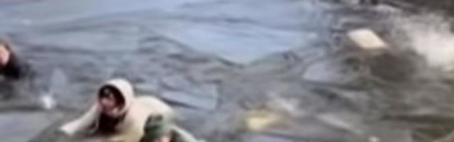 Hiljade ljudi izašlo da se kliza na malom gradskom kanala, a onda se čuo prasak! Počela je borba za život! (VIDEO)