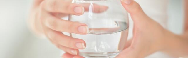 Prosipanje vode za sreću: Šta se krije iza ovog običaja