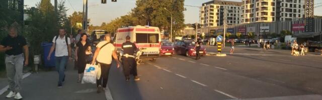 Teška saobraćajna nesreća na Karaburmi! Udaren pešak leži na pločniku, policija na terenu! (FOTO)