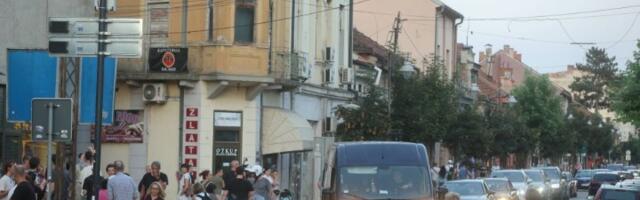 Guranje ispred Gradske uprave u Zaječaru: Policija ne dozvoljava opoziciji da uđe u zgradu