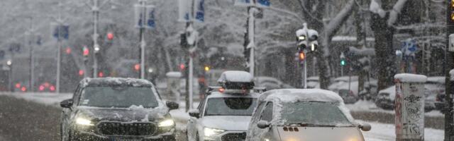 SNEŽNO NEVREME OKOVALO BEČ! Potpuni kolaps saobraćaja na ulicama!
