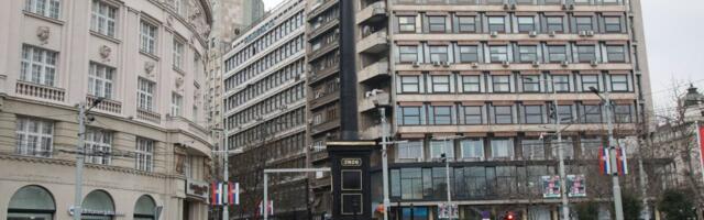 FOTO: Sat od sedam i po tona postavljen na kružnom toku na Trgu republike u Beogradu