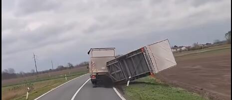 SNAŽAN VETAR UDARIO U KAMION, PRIKOLICA SE PREVRNULA! Jeziv snimak iz Hrvatske (VIDEO)