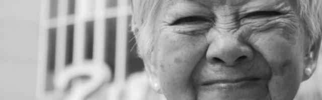 Stariju gospođu prevarili lažni službenici bezbednosti, tražeći da svoj novac prebaci na "sigurno", starica ostala bez prebijene pare!