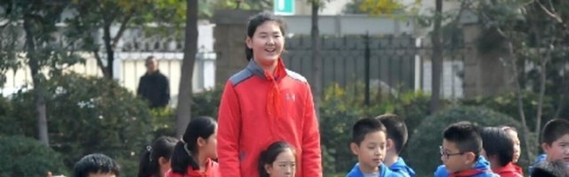 SVET NE VERUJE: Košarkašica iz Kine ima 14 godina i 226 cm! Već je viša od Bobija, sustiže Minga i Vraneša! (VIDEO)