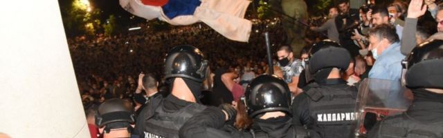 (VIDEO, FOTO) BRUTALAN napad demonstranata na policiju ispred Skupštine Srbije