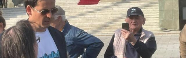 POLITIZACIJA BEZ DOSTOJANSTVA! POSLANIK OPOZICIJE: Sramota je da se na skupu komičari segače pobijenom decom!