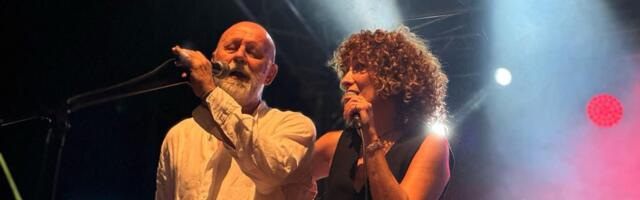 Grupa “Zana” provela Leskovčane kroz vremeplov hitova, mališani horski pevali pesme iz 80-ih