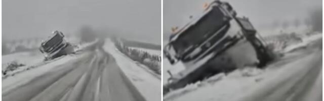 Grtal'ca se zaglavila! Ali STVARNO! U SRBIJI! Hit snimak na putu kod Osečine, ljudi gledaju i ne veruju