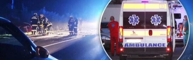 Horor: Auto se zakucao u banderu u Novom Pazaru, teško povređeni transportovan u Beograd