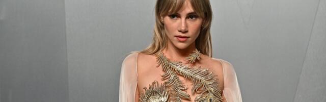 Grudi prekrila samo sa 2 pera: Suki Voterhaus u haljini koja ostavlja bez daha - zapalila internet (FOTO)