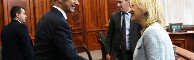 Premijer Macut: Smisliti kvalitetnije studijske programe, jer sadašnji ne prate savremene tokove u obrazovanju