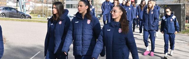 Srpske fudbalerke jutro provele u šetnji i igrama: Dobra atmosfera pred Švedsku! /VIDEO/