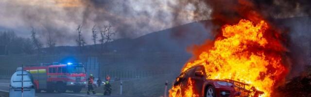 GORI AUTOMOBIL, KULJA CRNI DIM! Drama na auto-putu Miloš Veliki! (VIDEO)