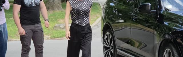 Ceca stigla na snimanje ZG, u ubitačnom crnom stajlingu prošetala: U ovoj "zveri" je svaki dan dovoze