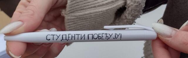 Studenti delili nalepnice u Kruševcu, komunalna policija kažnjavala one koji ih lepe