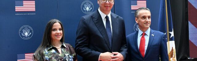 Vučić na svečanom prijemu u Ambasadi SAD! Obeležava se veliki jubilej – 250 godina američke nezavisnosti (FOTO)