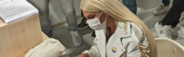 JELENA KARLEUŠA STIGLA NA VAKCINACIJU: Bila je protiv vakcina, a kad je zagustilo došla da primi!